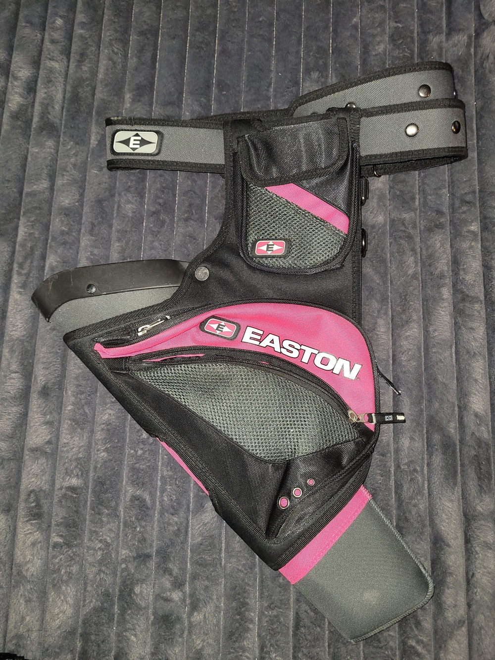 Easton Black and Pink Arrow Quiver with Zip Pockets And Belt